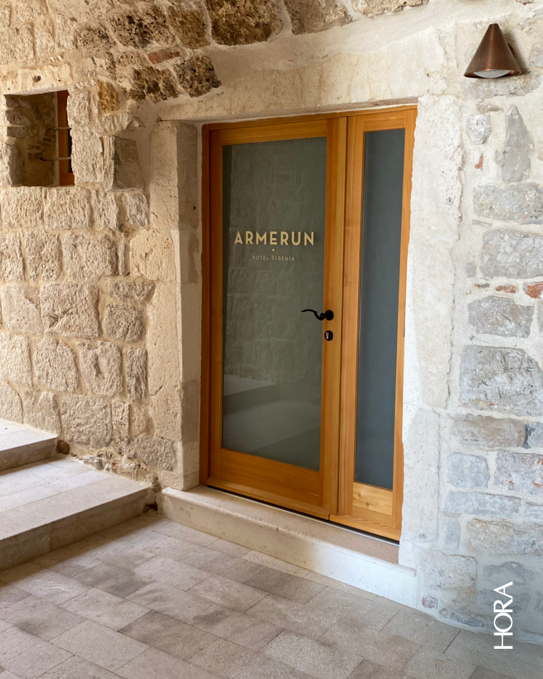 Ulaz u Hotel Armerun u Šibeniku s ugrađenom kvakom